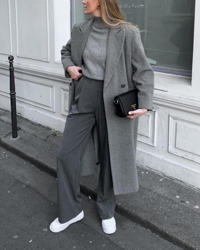 Áo khoác dạ màu ghi + Quần âu ống rộng màu ghi đậm + Áo len cổ lọ