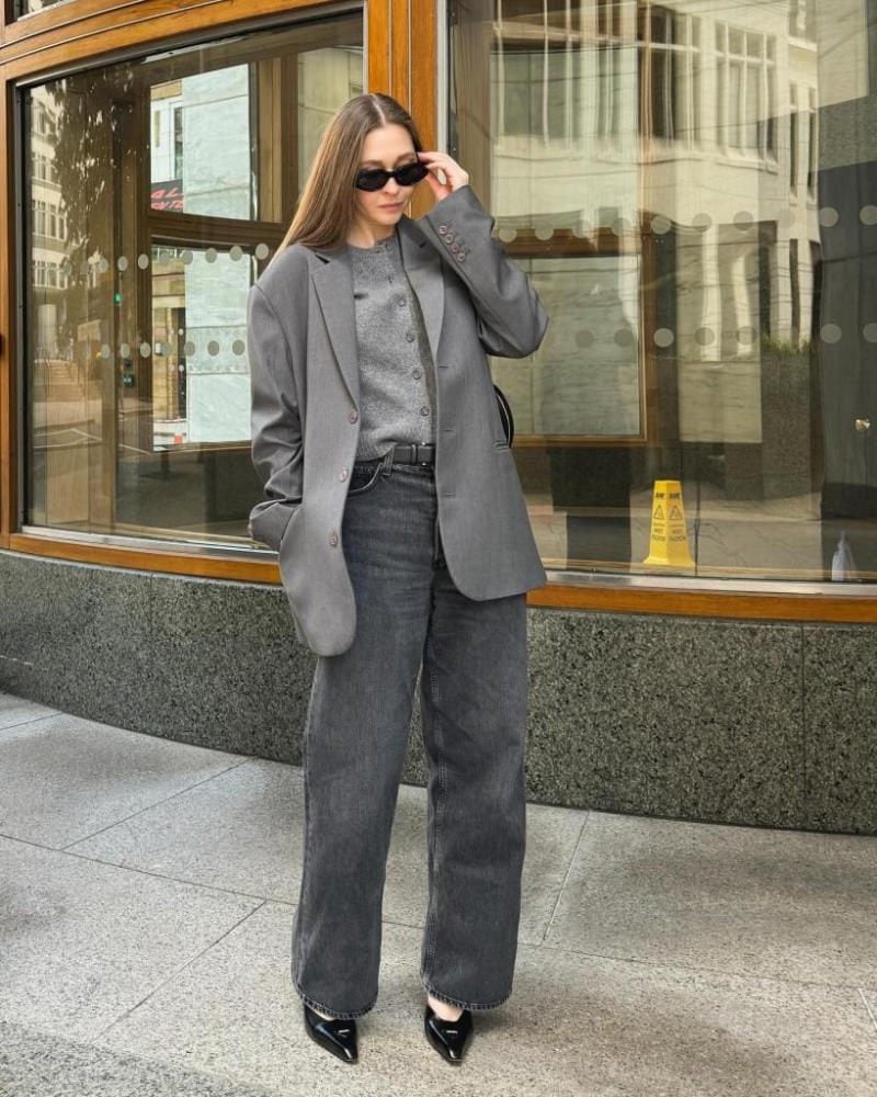 Áo blazer ghi + Cardigan ghi + Quần jeans đen ống rộng