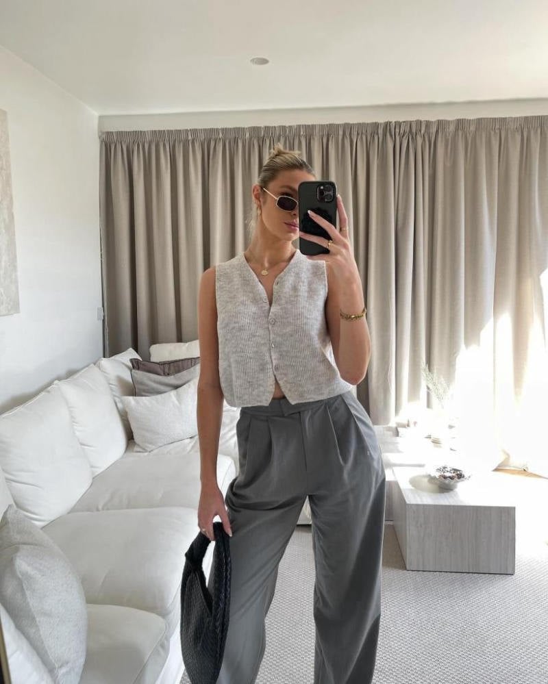 Quần âu ghi đậm + Áo gile len ghi sáng + Vải dệt kim