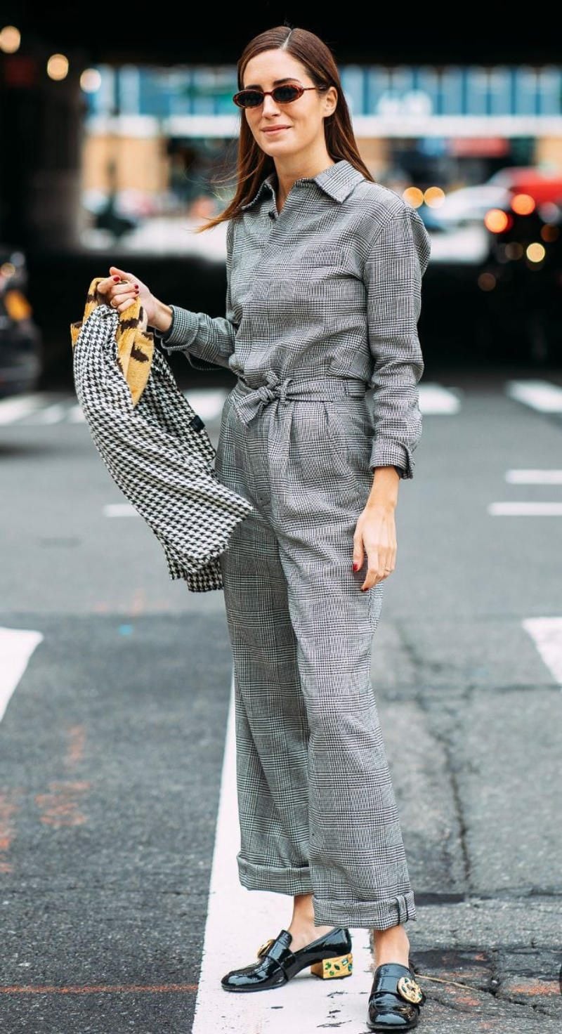 Bộ jumpsuit họa tiết kẻ caro màu ghi + Giày loafers đen + Họa tiết houndstooth