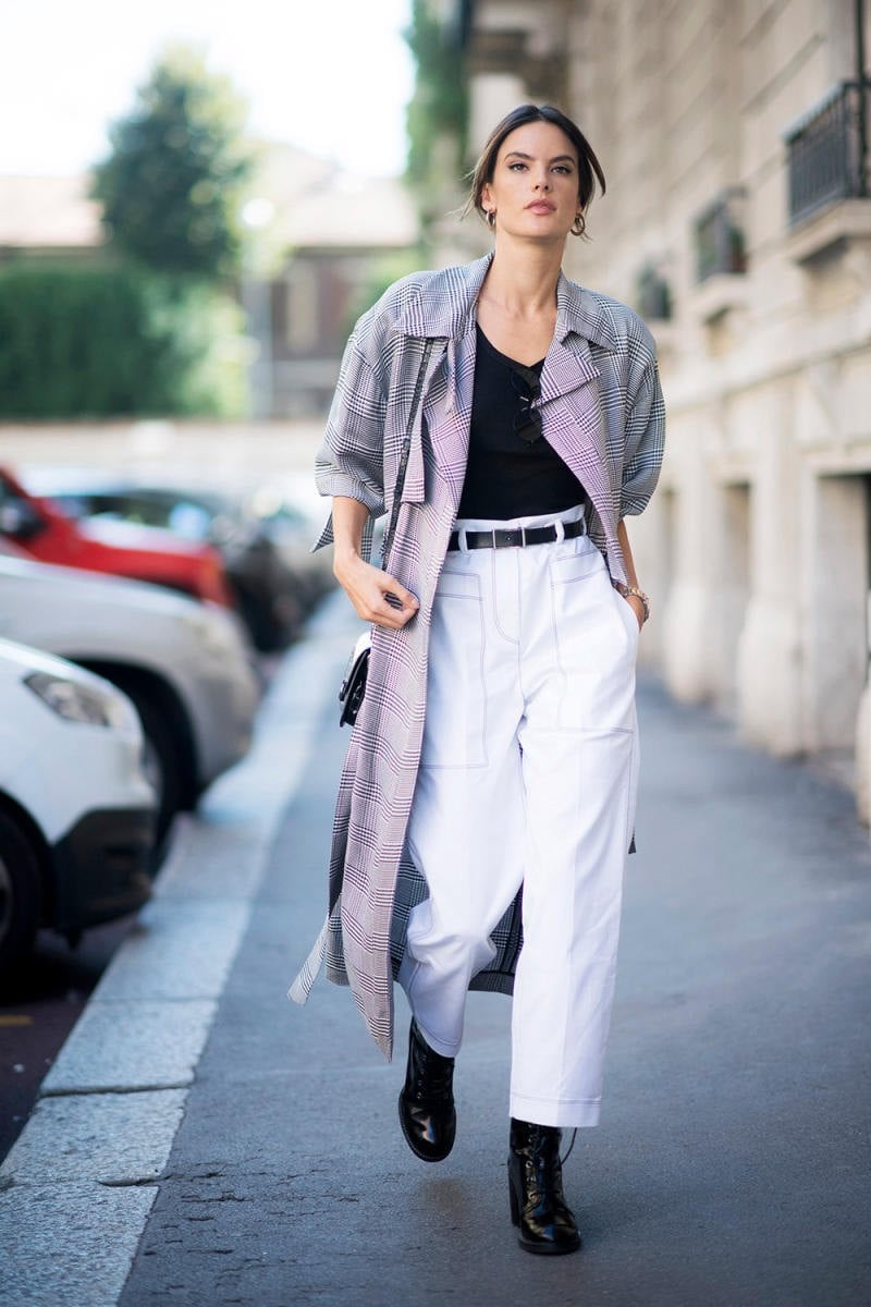 Áo khoác trench coat kẻ caro ghi + Quần trắng túi hộp + Áo thun đen