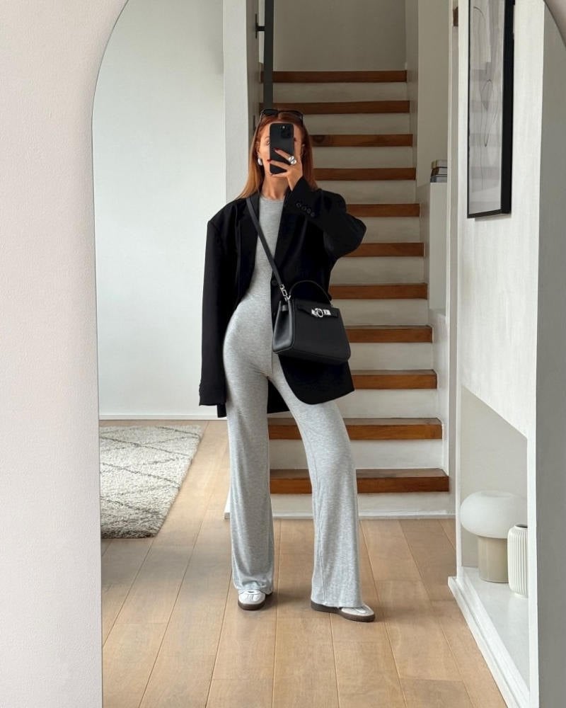 Jumpsuit ghi dáng rộng + Blazer đen oversized + Giày thể thao trắng