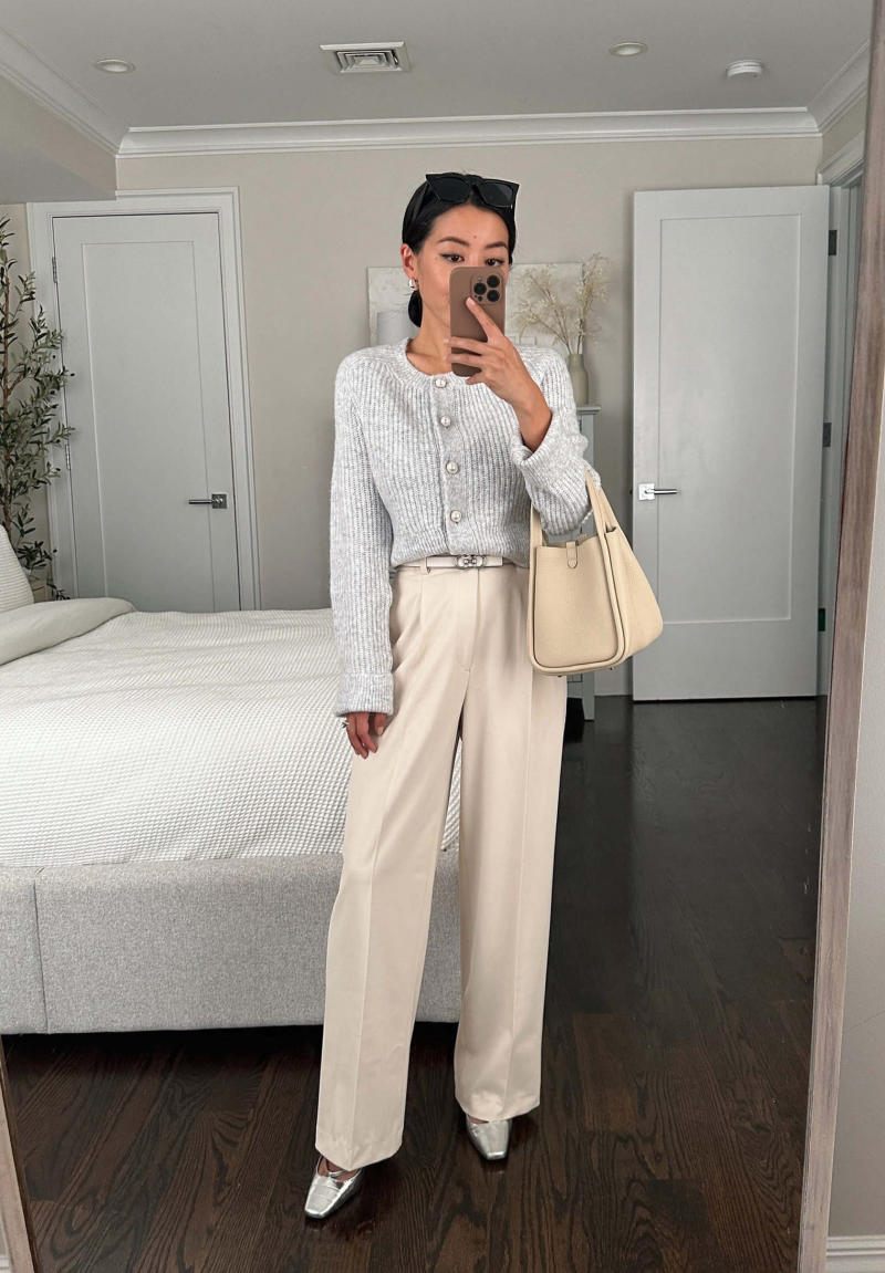 Áo cardigan len ghi sáng + Quần âu màu kem + Giày mũi nhọn bạc