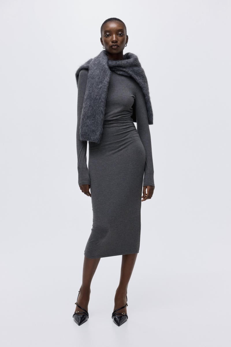 Váy body dài tay màu ghi + Khăn choàng len xù + Giày cao gót đen