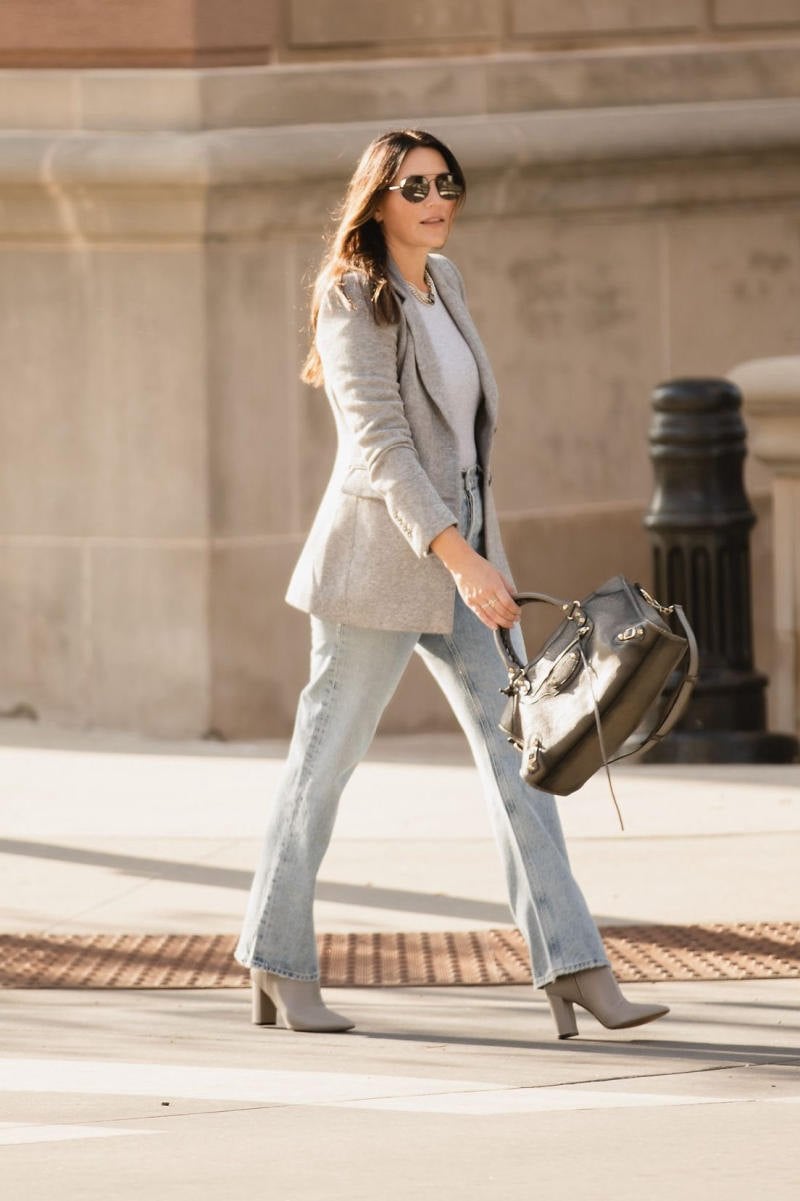 Áo blazer màu ghi sáng + Quần jeans xanh nhạt + Vải tweed