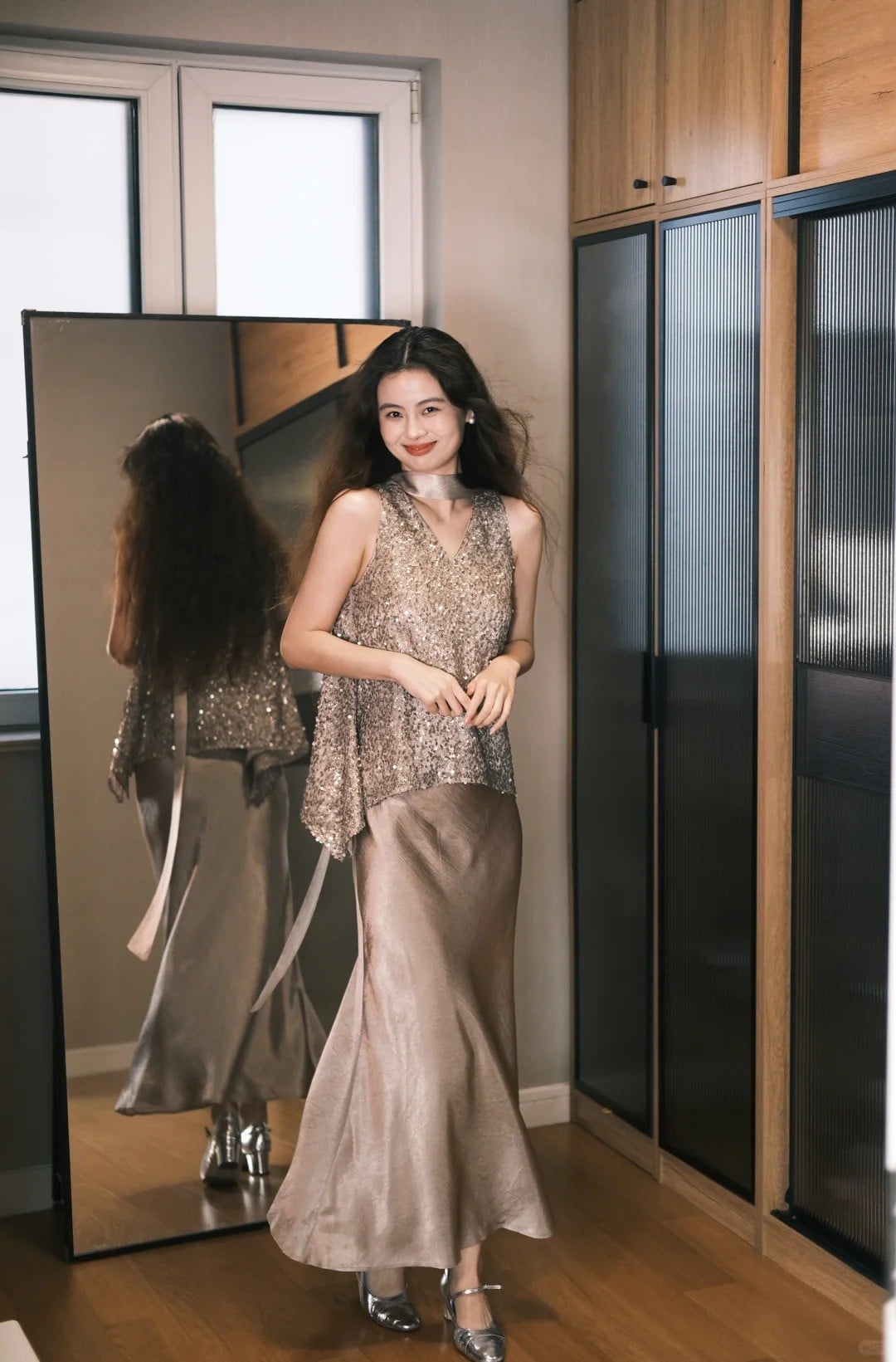 Set 3: Áo yếm (Halter Neck) và chân váy xẻ tà táo bạo