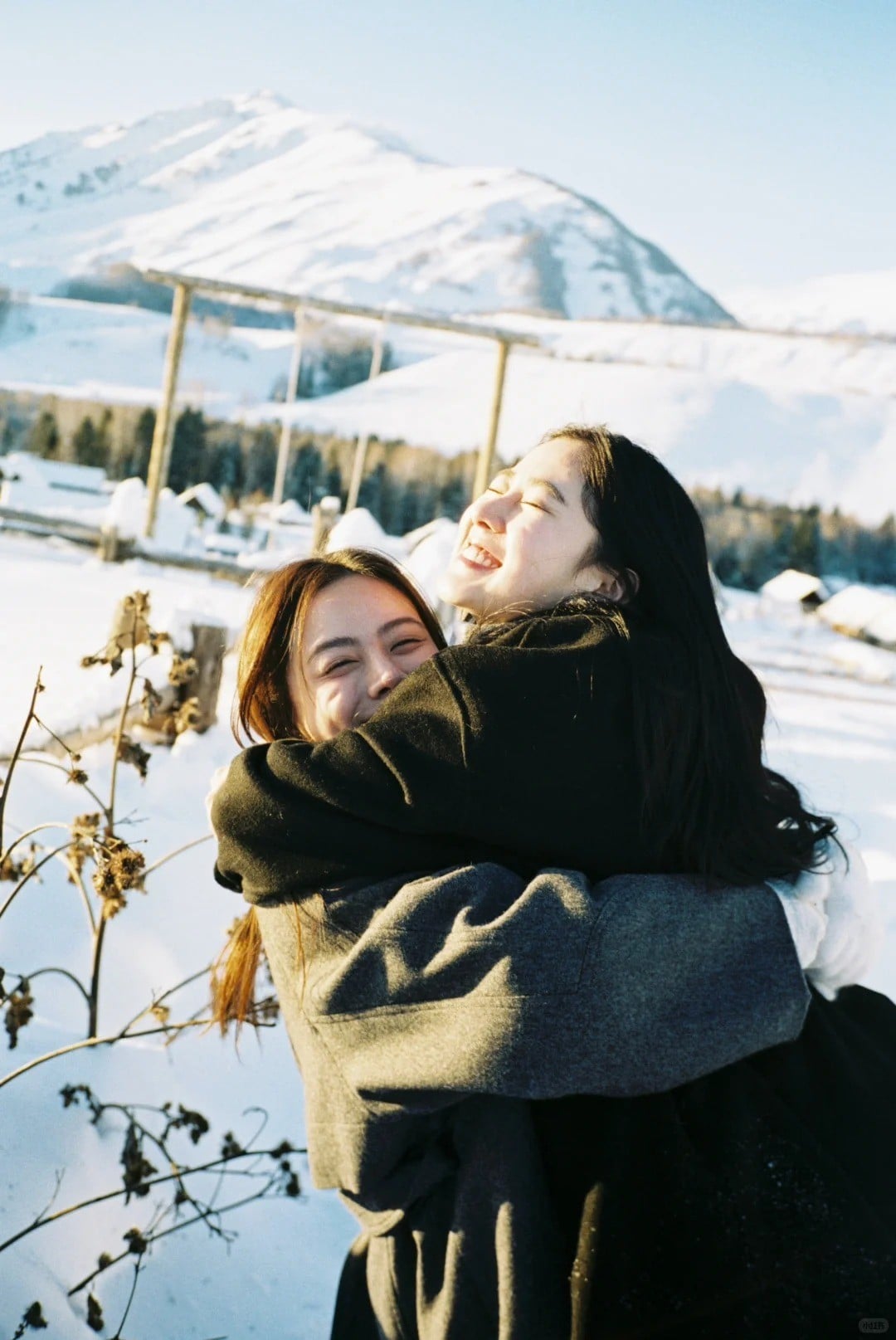 Cái ôm từ phía sau đầy ấm áp