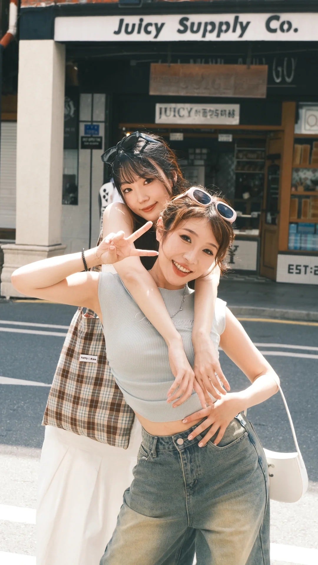 Cái ôm từ phía sau đầy ấm áp