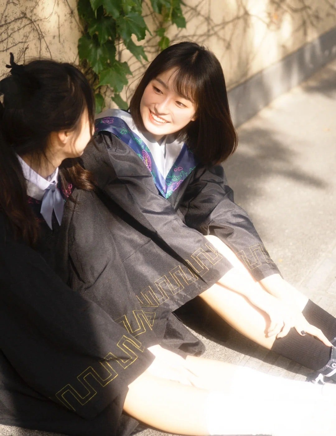 Nhìn nhau trìu mến