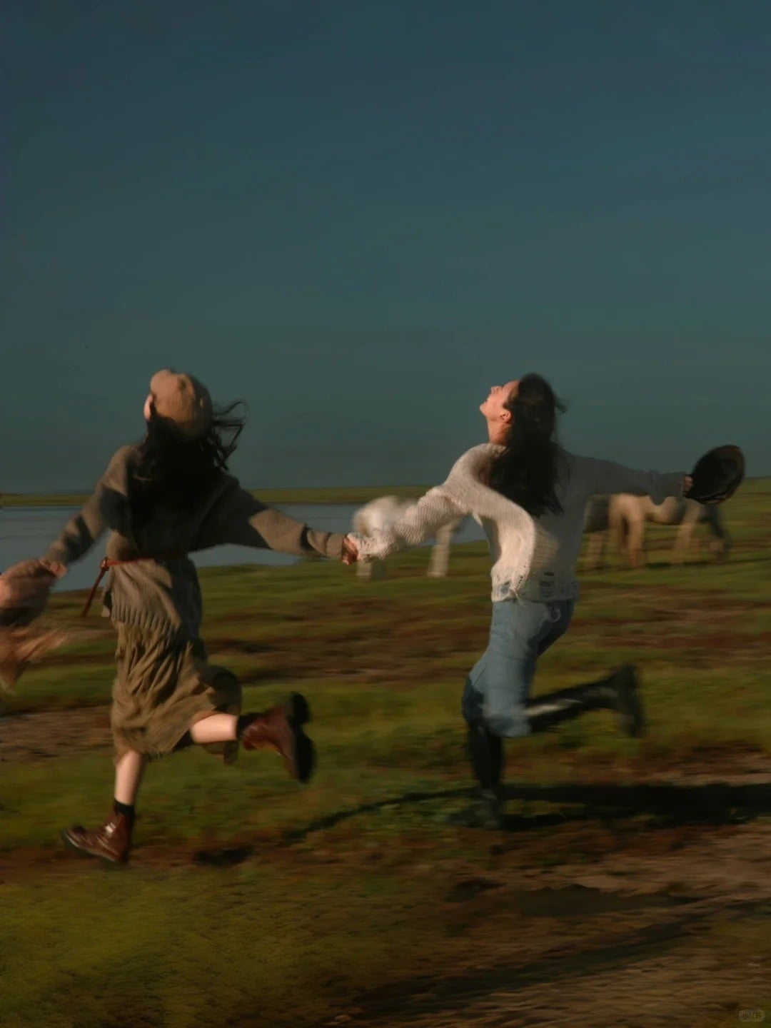 Nắm tay nhau bước đi