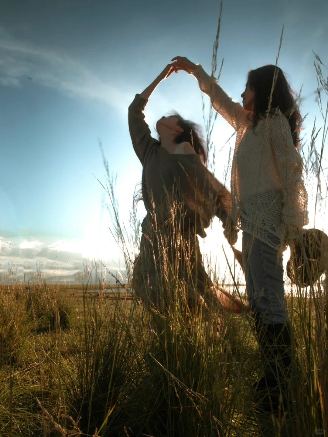 Nắm tay nhau bước đi