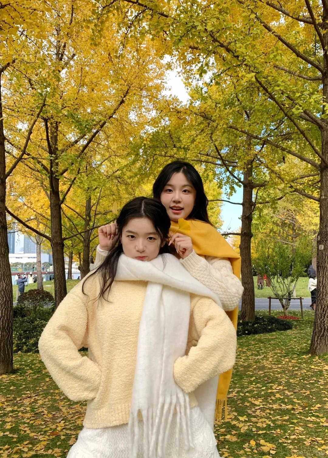 Cái ôm từ phía sau đầy ấm áp