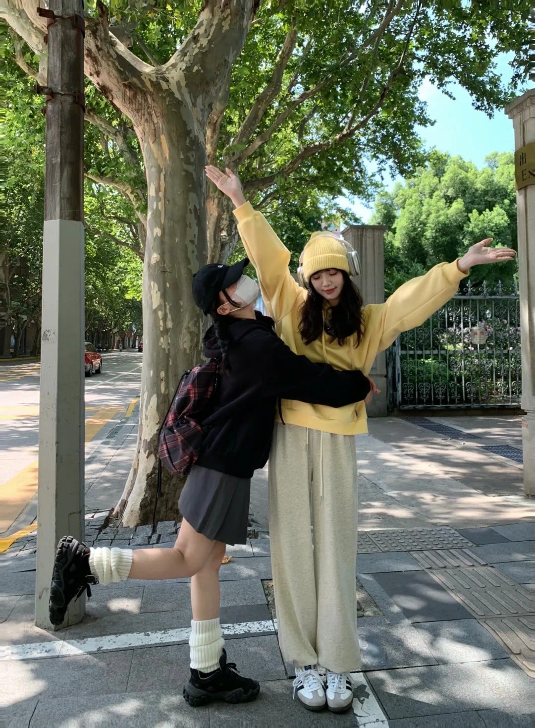 Cái ôm từ phía sau đầy ấm áp