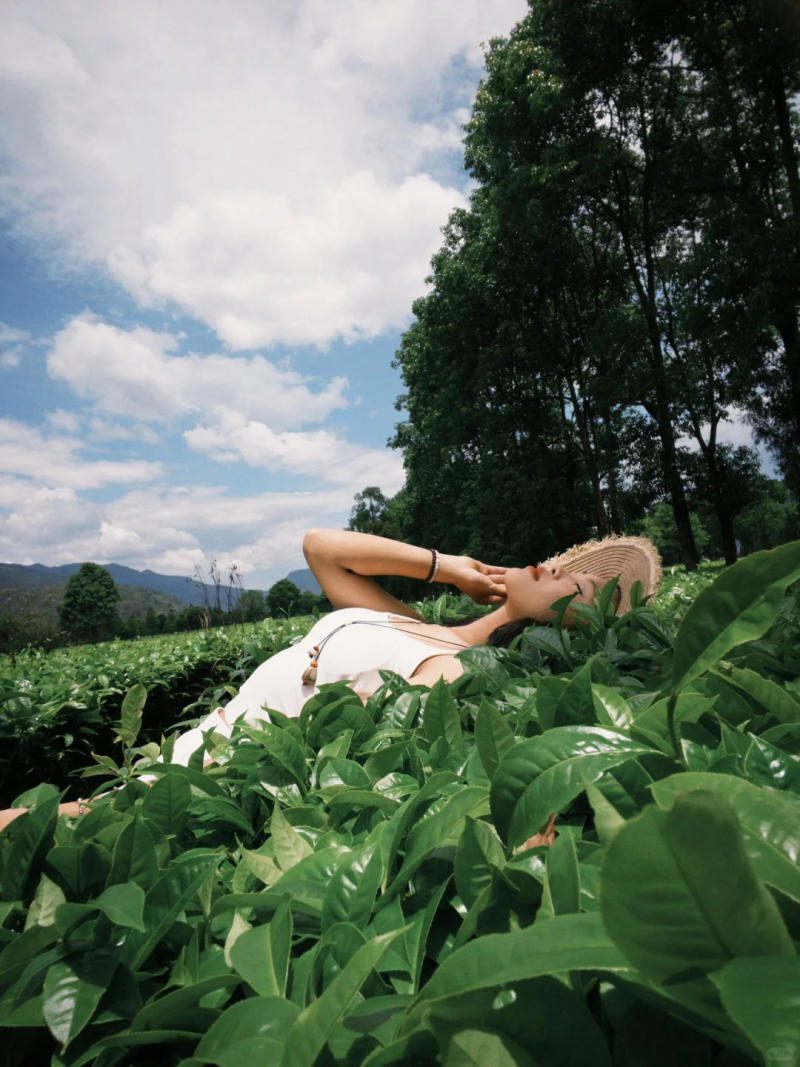 12. Dáng nằm ngửa thả hồn vào mây trời