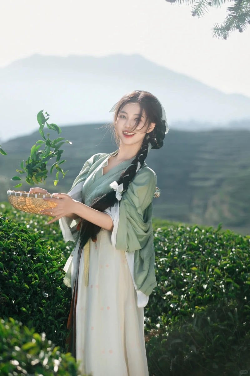 15. Dáng vui đùa tung lá chè (Concept Cổ trang)