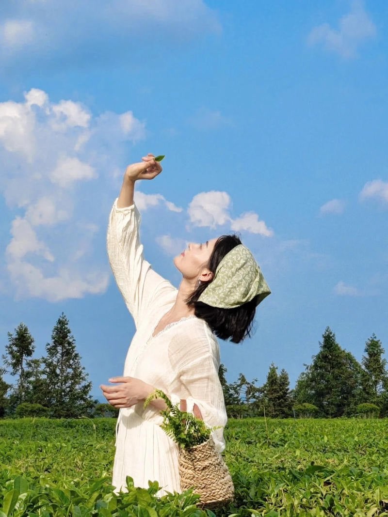 20. Dáng với tay chạm vào mây trời