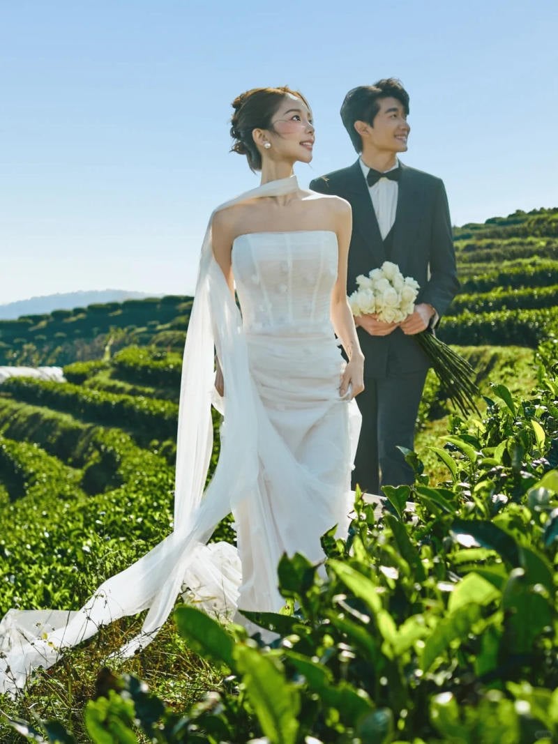 22. Ảnh cưới lãng mạn giữa đồi chè