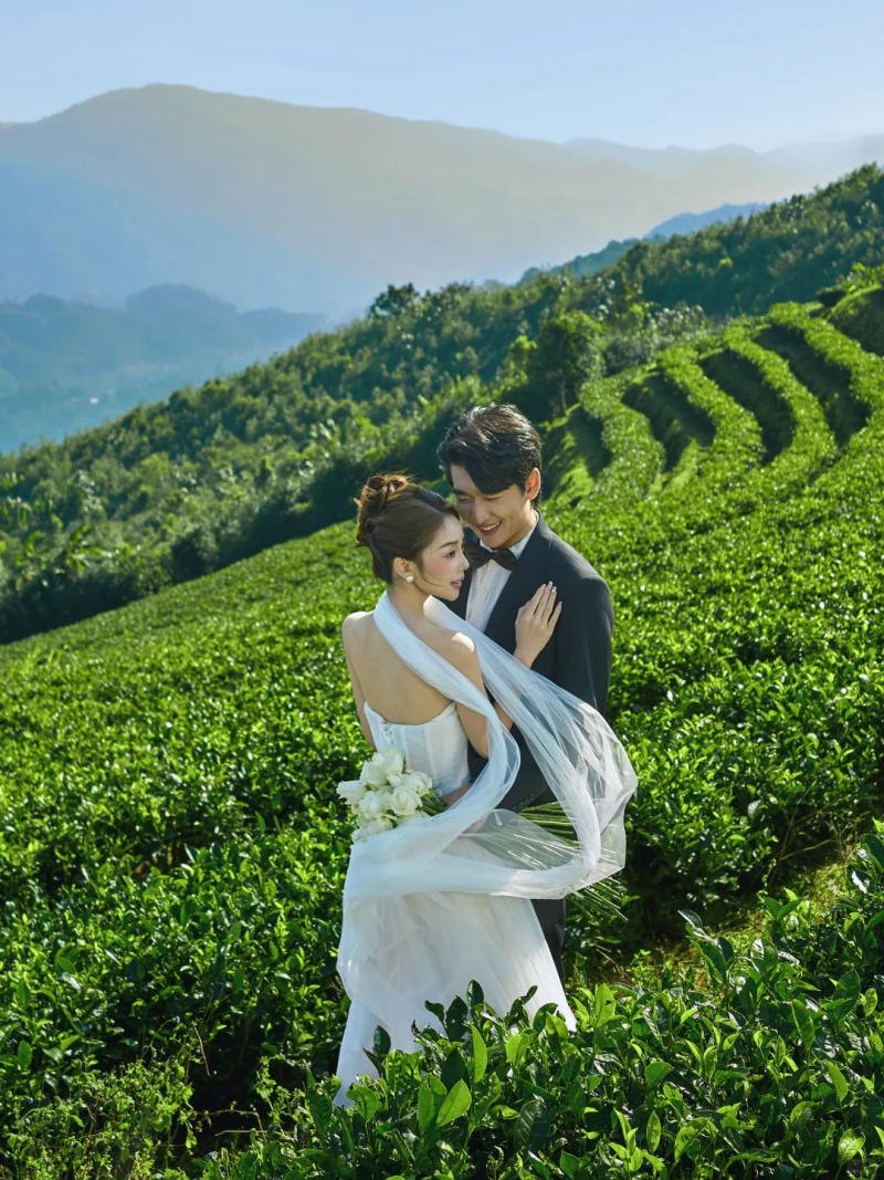 22. Ảnh cưới lãng mạn giữa đồi chè