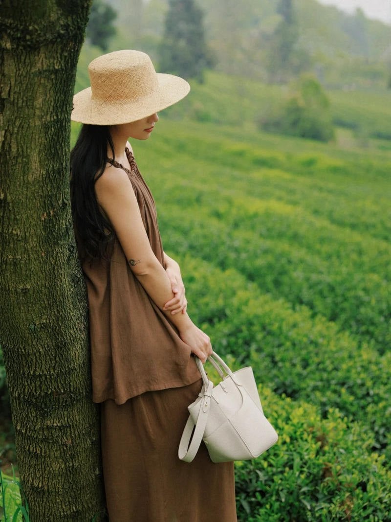 1. Dáng tựa lưng vào gốc cây đầy tâm trạng