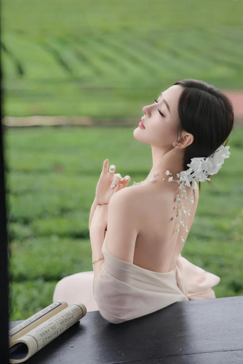 2. Dáng đứng tự tin giữa bao la đồi chè