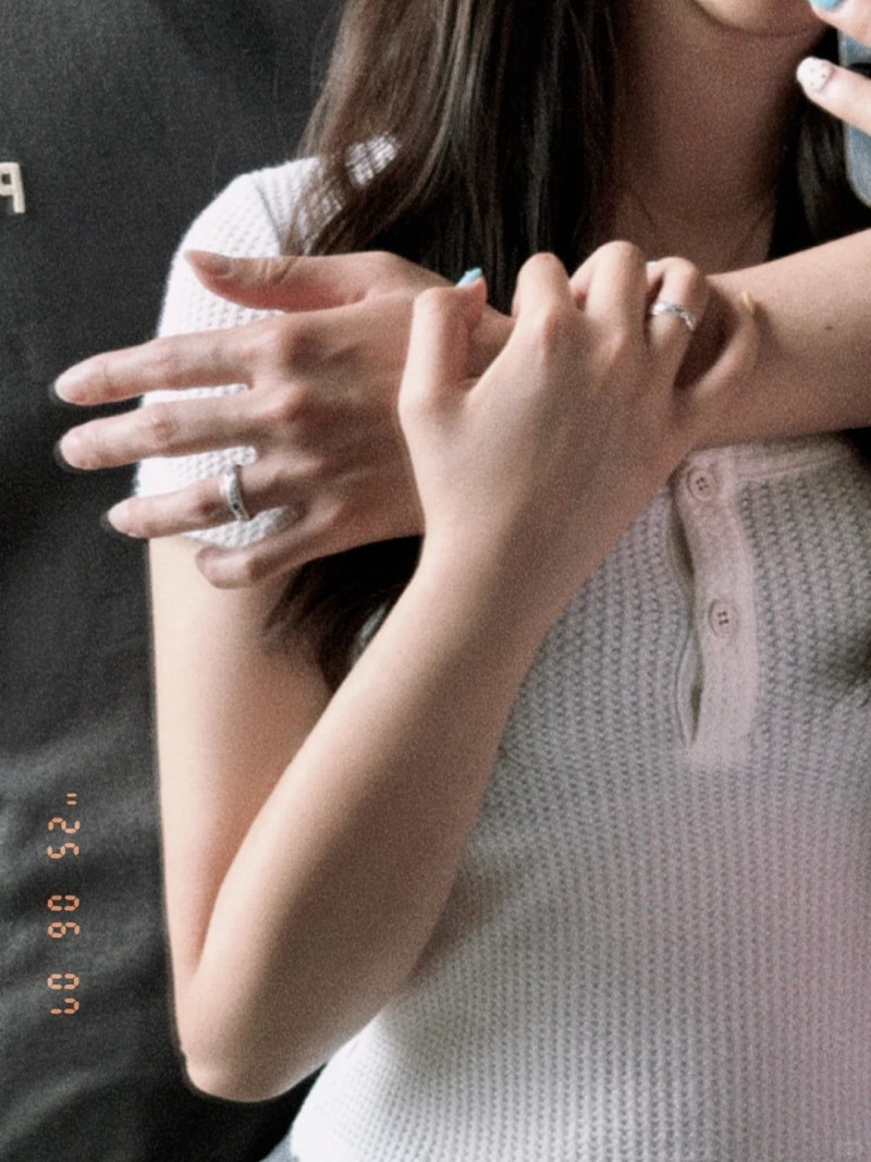 cách chụp ảnh khoe nhẫn đôi