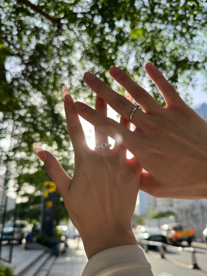 cách chụp ảnh khoe nhẫn đôi