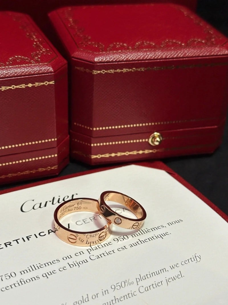 cách chụp ảnh khoe nhẫn đôi