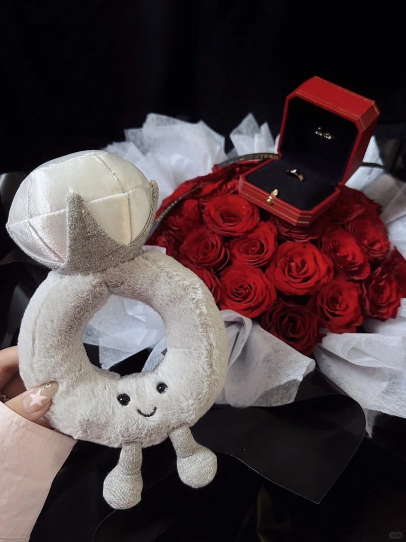 cách chụp ảnh khoe nhẫn đôi