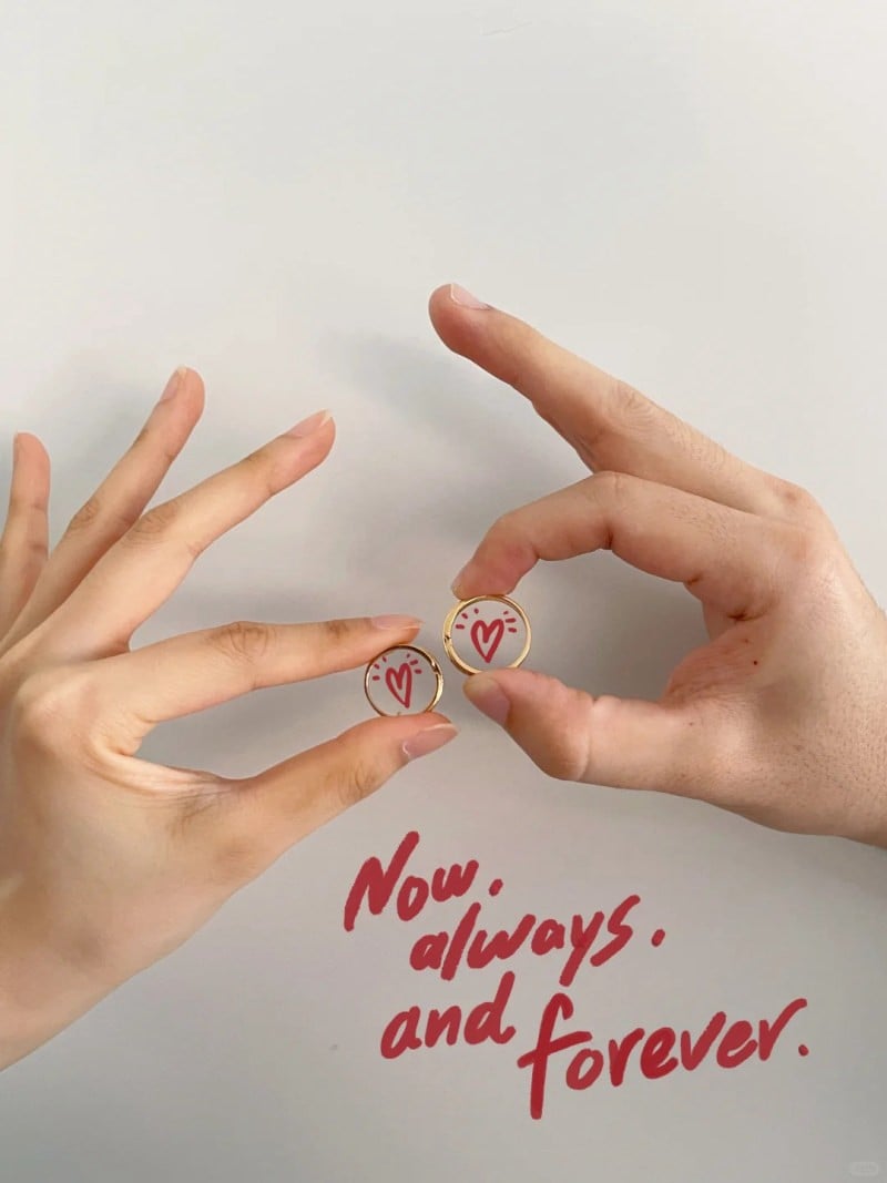 cách chụp ảnh khoe nhẫn đôi