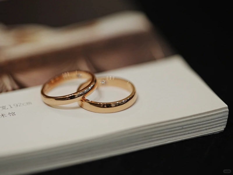 cách chụp ảnh khoe nhẫn đôi