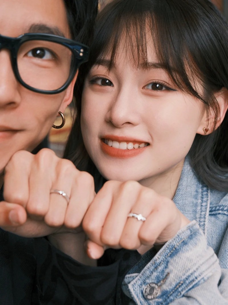 cách chụp ảnh khoe nhẫn đôi