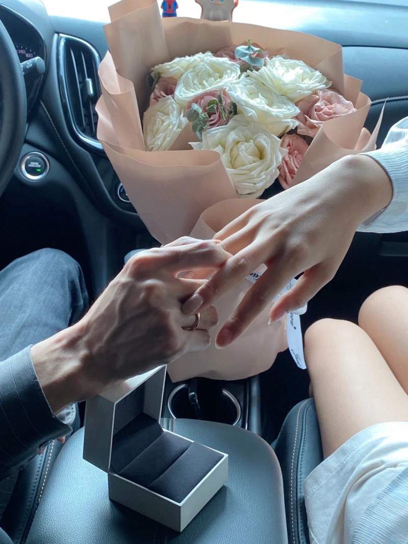 cách chụp ảnh khoe nhẫn đôi