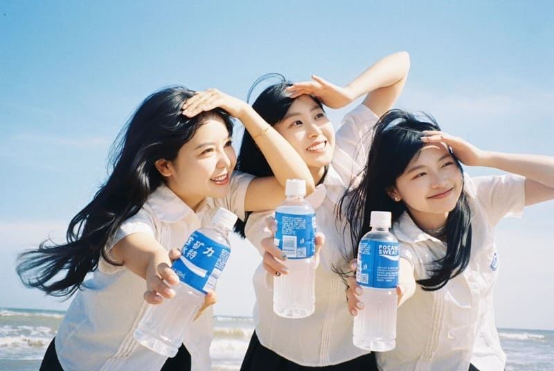 tạo dáng chụp ảnh nhóm đi biển