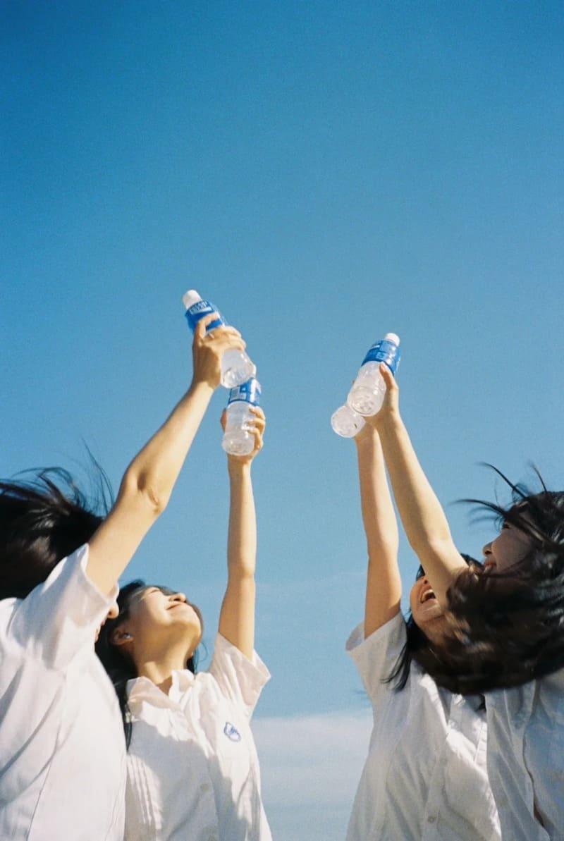 tạo dáng chụp ảnh nhóm đi biển