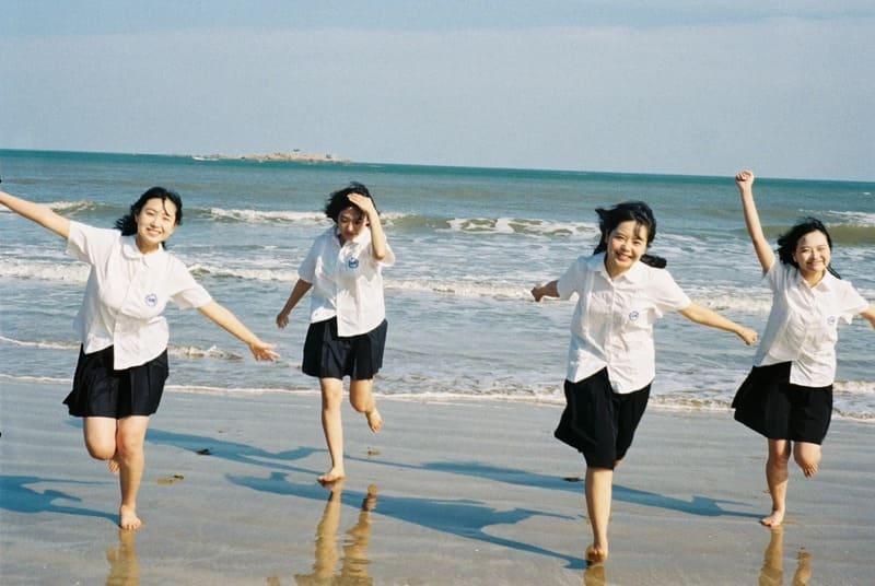 tạo dáng chụp ảnh nhóm đi biển