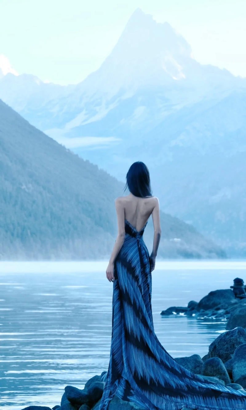 10. Dáng nữ thần quyền lực trước thiên nhiên