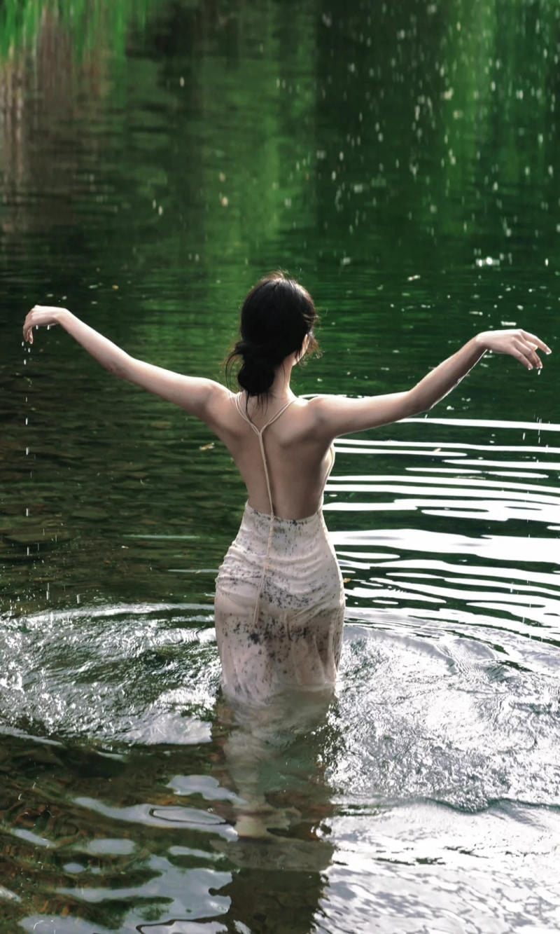 13. Dáng vũ điệu dưới mưa