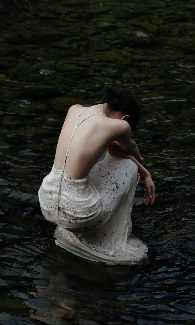 16. Dáng cuộn mình (Embryo pose) dưới nước