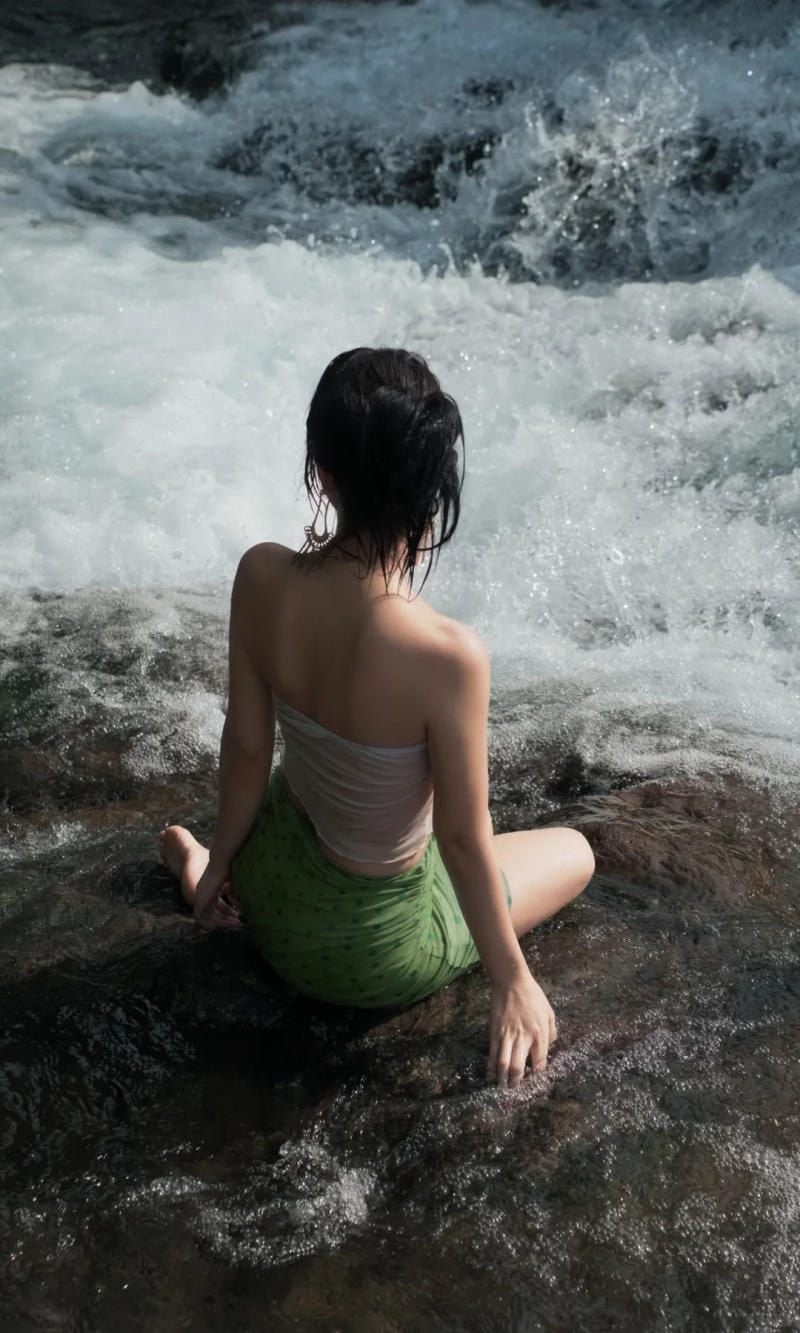 17. Dáng ngồi tĩnh lặng bên suối