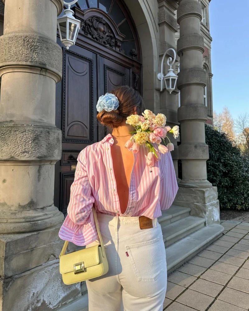 Đặt bó hoa trên vai