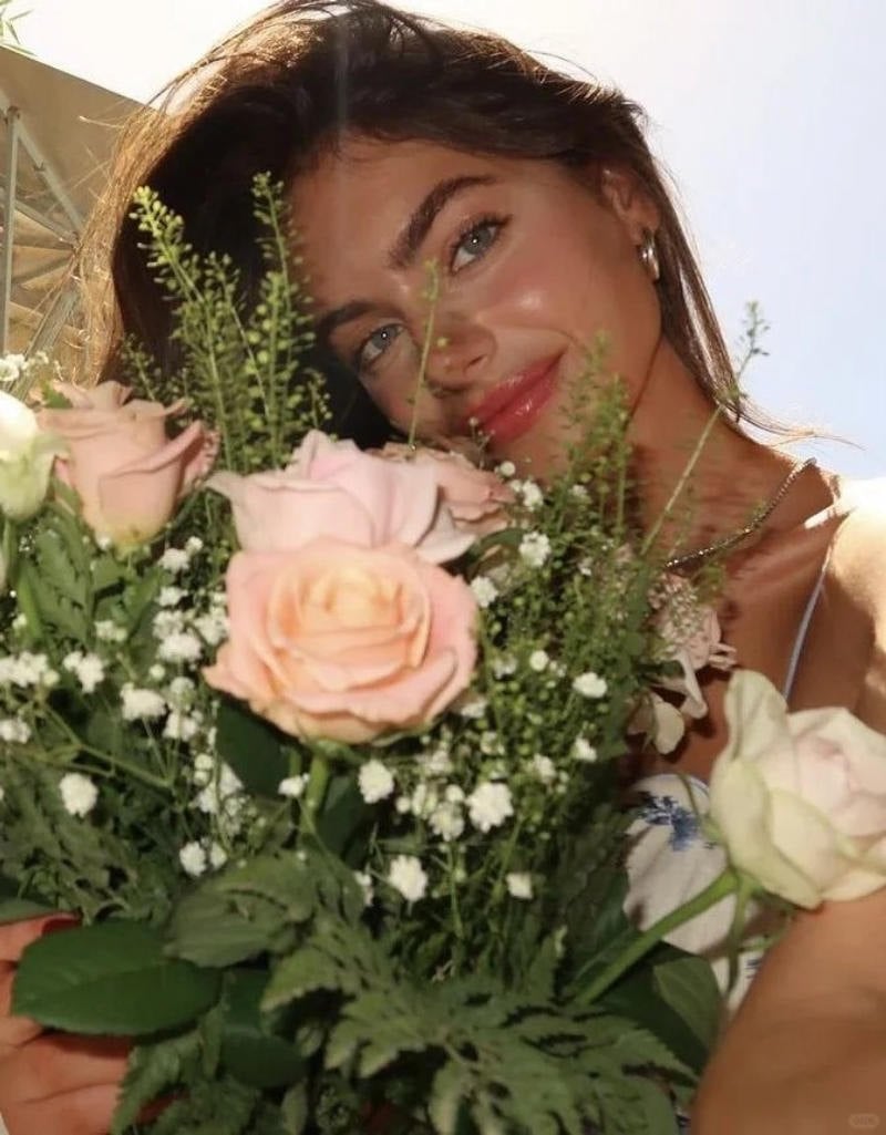 Tựa đầu vào bó hoa