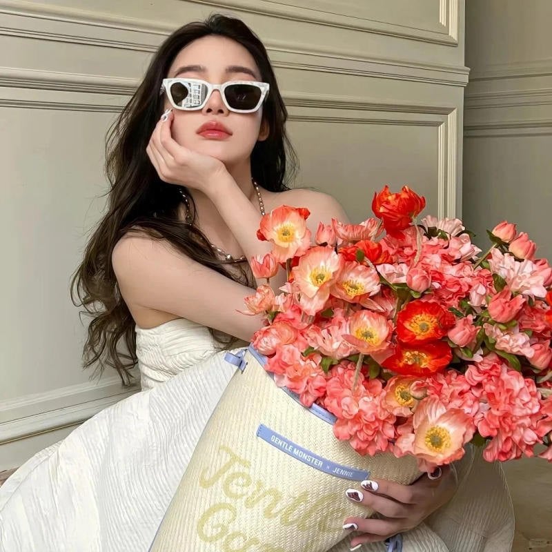 Ngồi và đặt hoa trong lòng