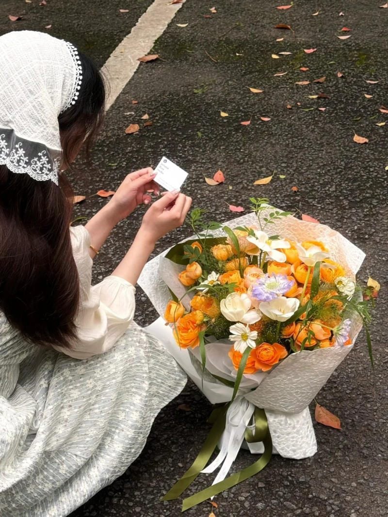 Tựa đầu vào bó hoa