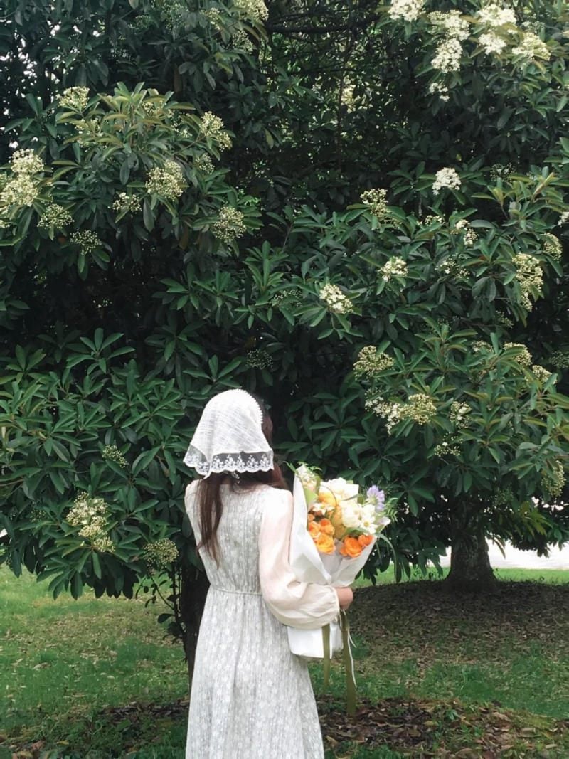 Tựa đầu vào bó hoa