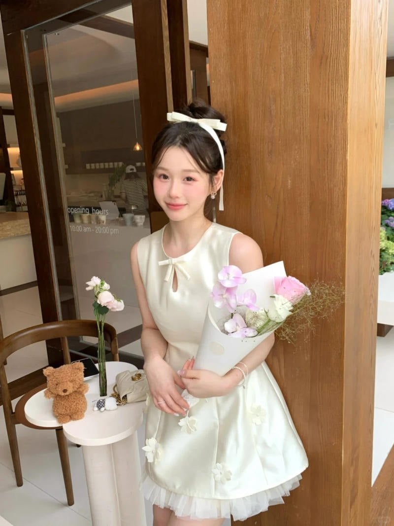 Tựa đầu vào bó hoa