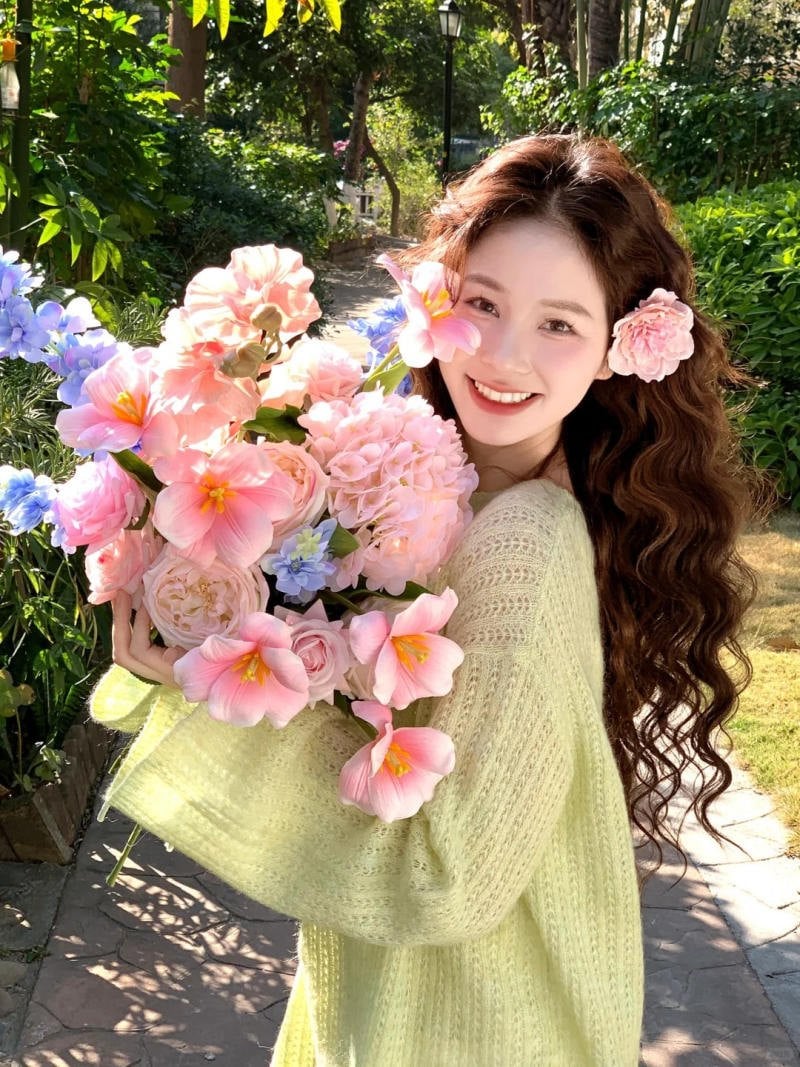 Đưa hoa về phía máy ảnh