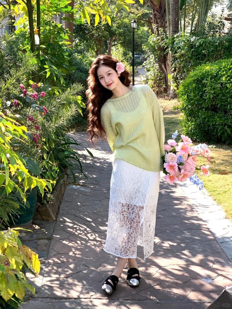 Cầm hoa hờ hững một bên hông