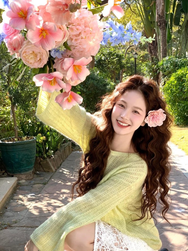 Giơ hoa lên cao qua đầu