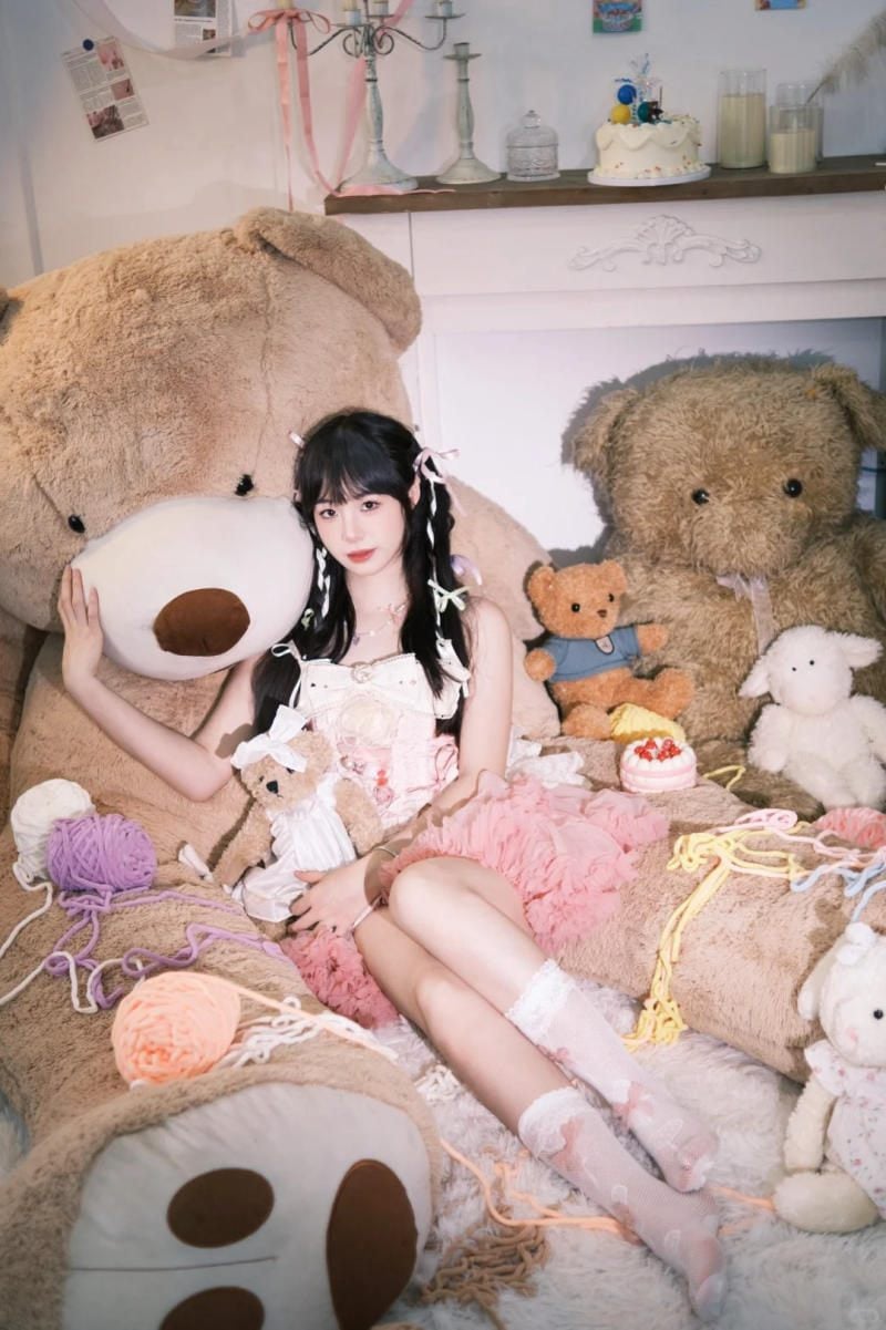 chụp ảnh với gấu bông