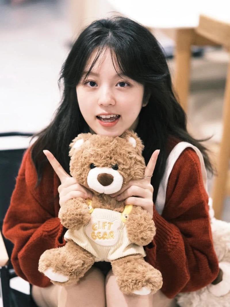 Tư thế Tay Nâng Gấu Bông Lên Đầu với Thần Thái Lãng Mạn